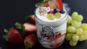 jogurt-s-kroupami-a-ovocem-352x198.jpg