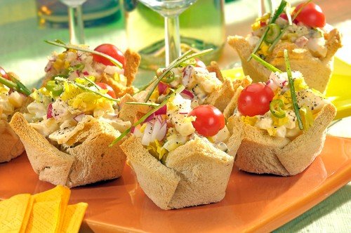Toast Baskets with Salad