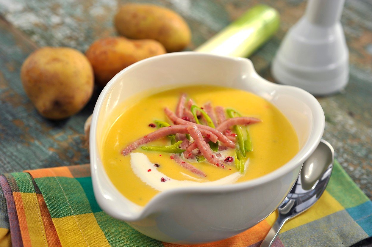 Potato and leek soup with ham