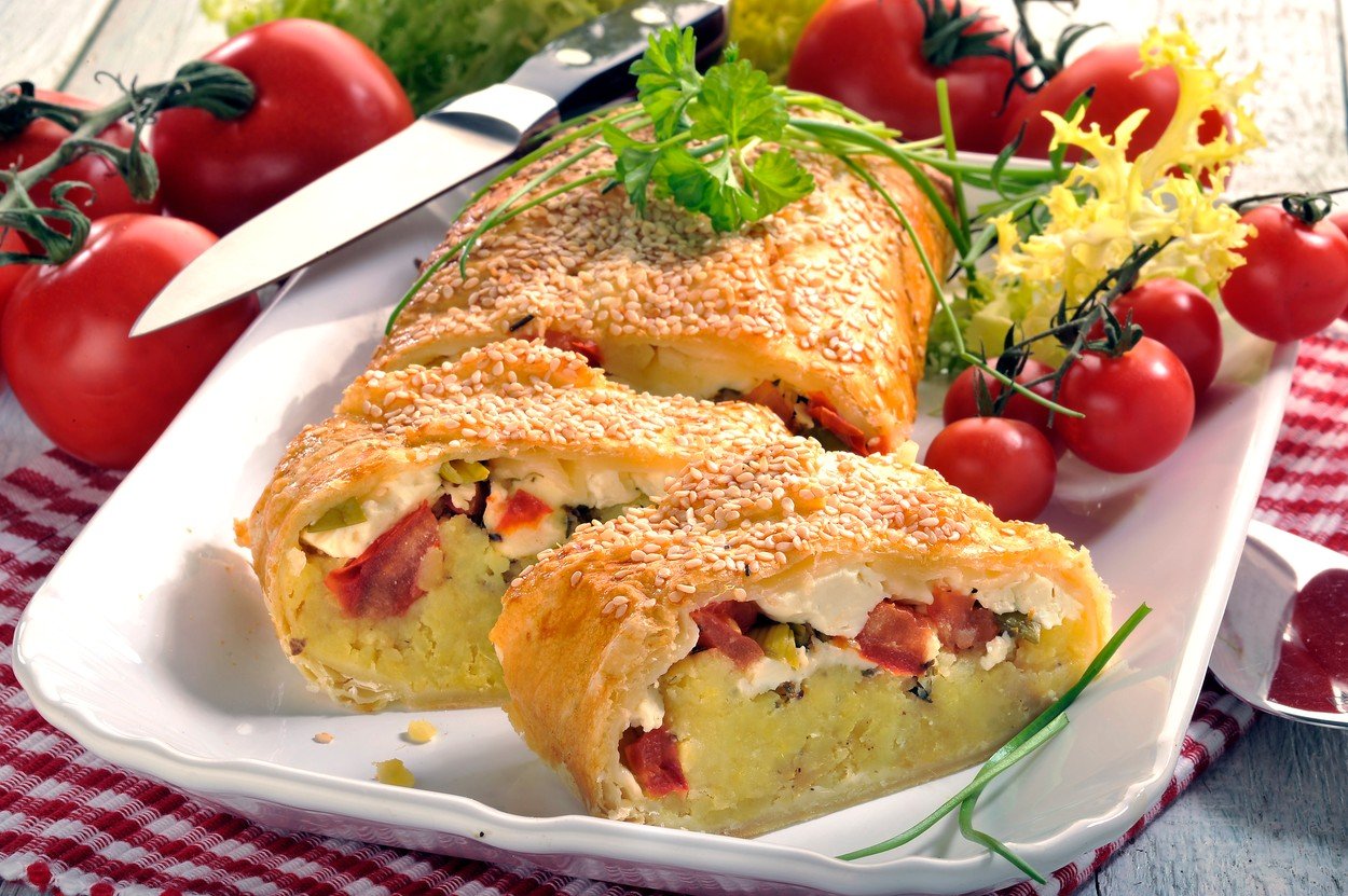 Roll with Potatoes, Tomatoes, Cheese and Onion