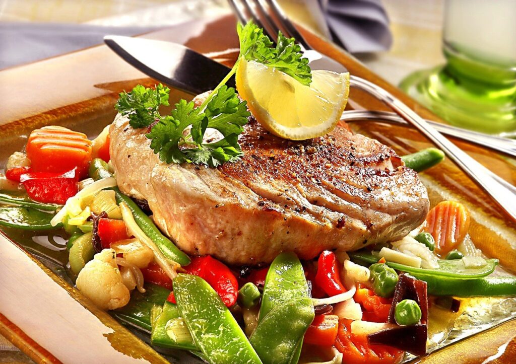Steak z tunaka se zeleninou