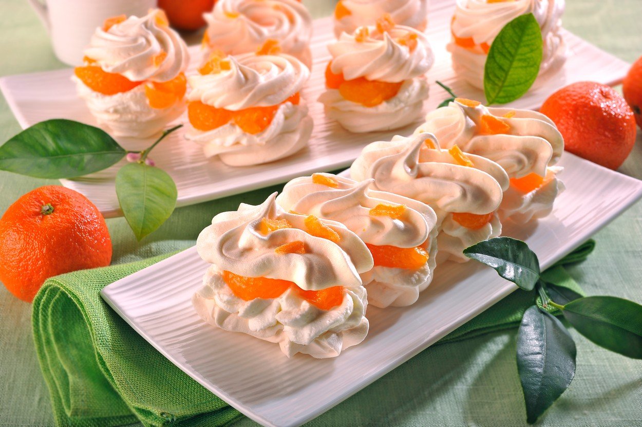 Meringue with Mandarins and Whipped Cream