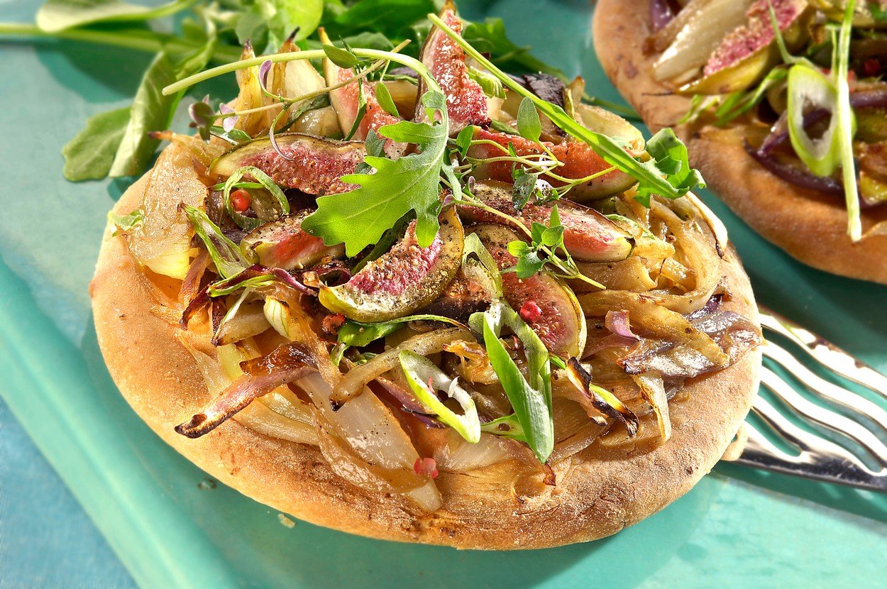 Pizza with Figs and Onion