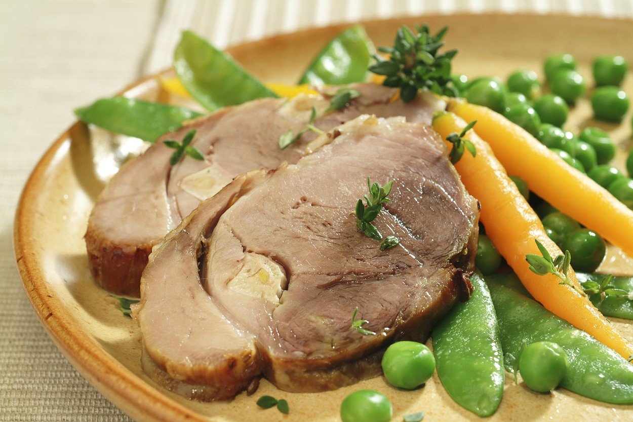 Baked Lamb with Carrots and Peas