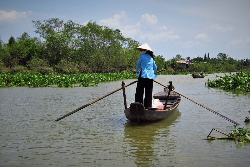 Male pramice jsou dulezitou soucasti zivota na Mekongu