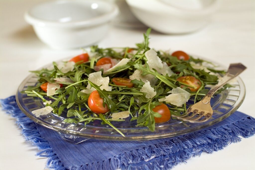 Salat s roketou a rajcaty