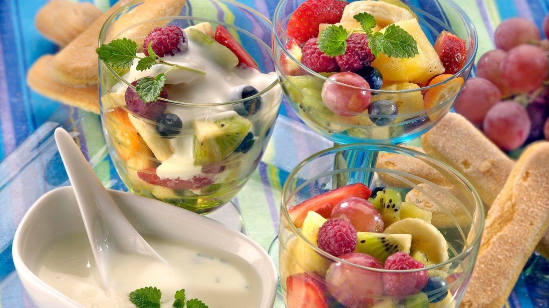 ovocny-salat-s-jogurtem-1100x618.jpg