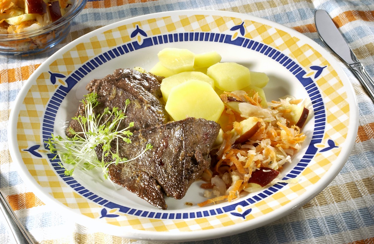 Liver on Oregano with Potatoes and Sauerkraut with Apple