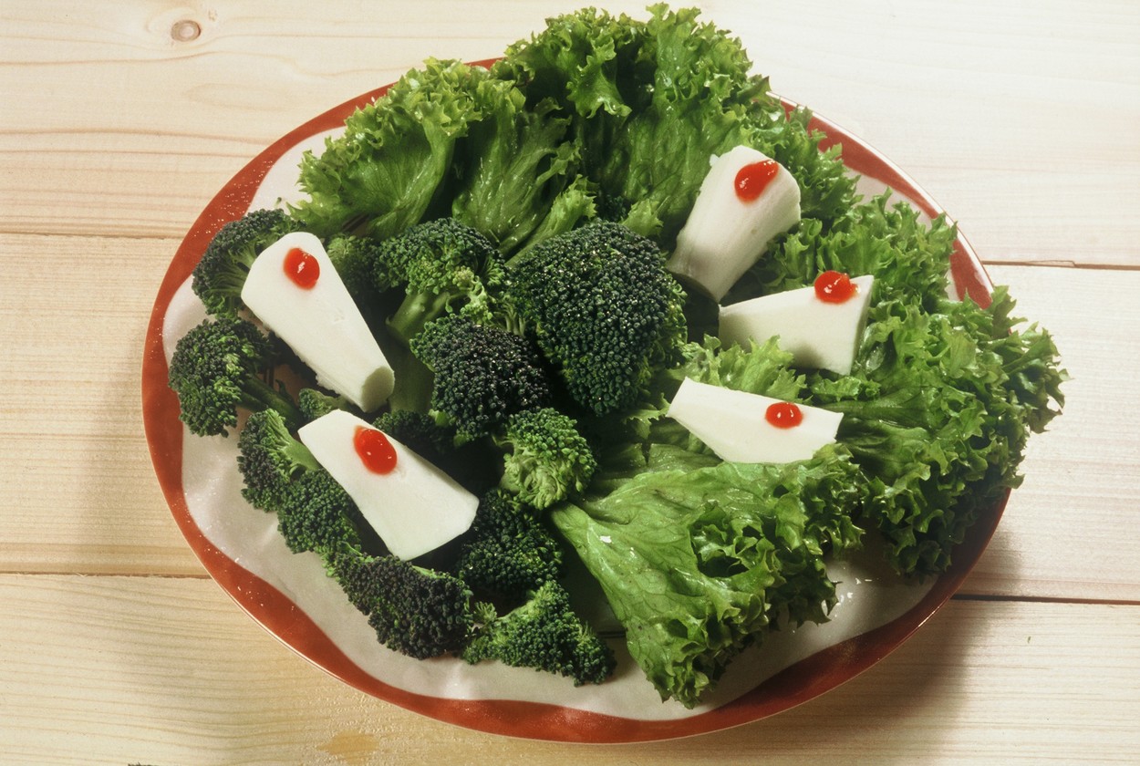 Mozzarella na brokolicovém salátě