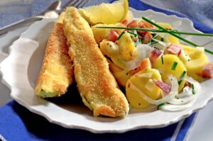 Bramborovy salat se smazenym lilkem