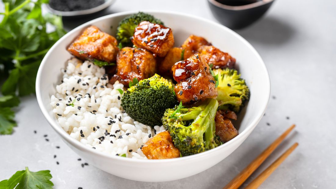 Asian,Vegan,Bowl,With,Rice,,Broccoli,And,Fried,Tofu